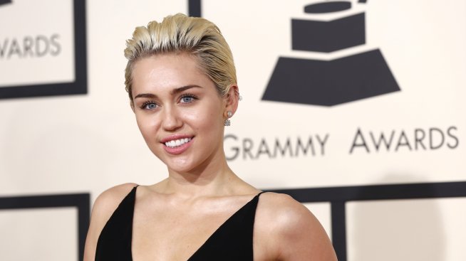 Майли през сълзи към Тръмп: Отнасяй се с любов към хората! (ВИДЕО)