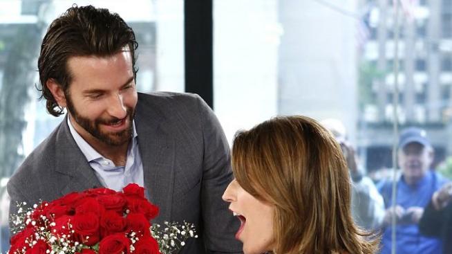 Брадли Купър подари букет рози на водеща в ефир