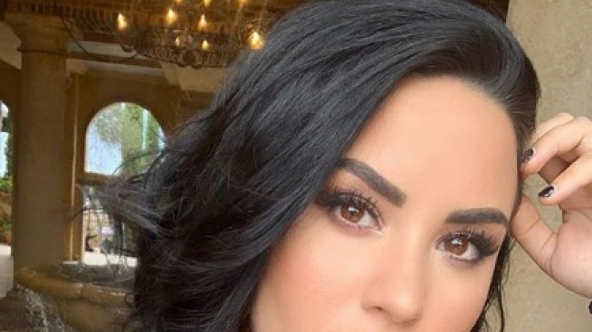 Деми Ловато влезе в клиника