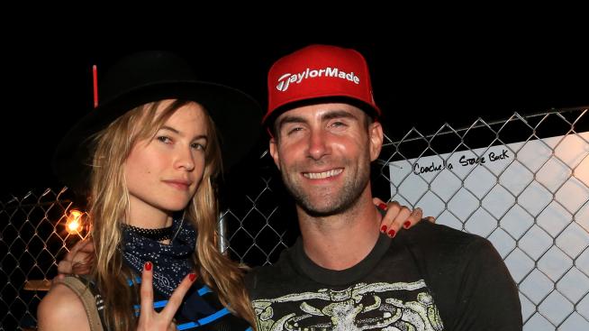 Адам Лавин направи серенада на съпругата си (Видео)