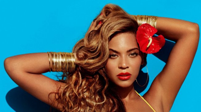 Ярки бански подчертават женствената фигура на Бионсе