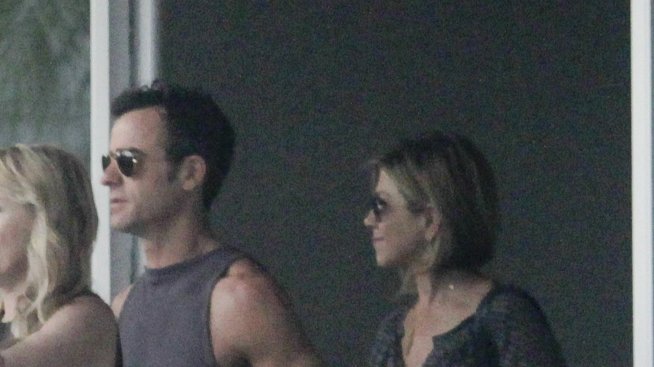 Дженифър Анистън вися при фризьора си 5 часа заради екстеншъни