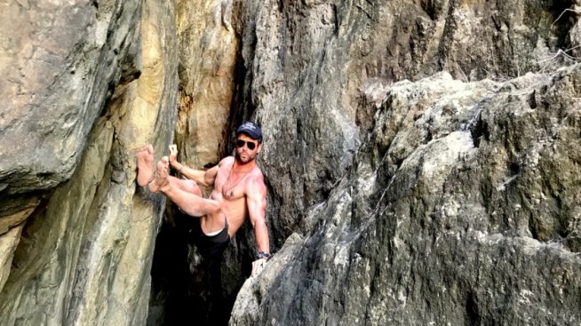 Крис Хемсуърт празнува рожден ден без риза по скалите