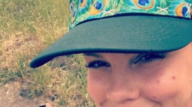 Пинк кърми по време на разходка