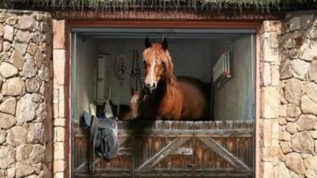 Гаражът, който разведрява пейзажа