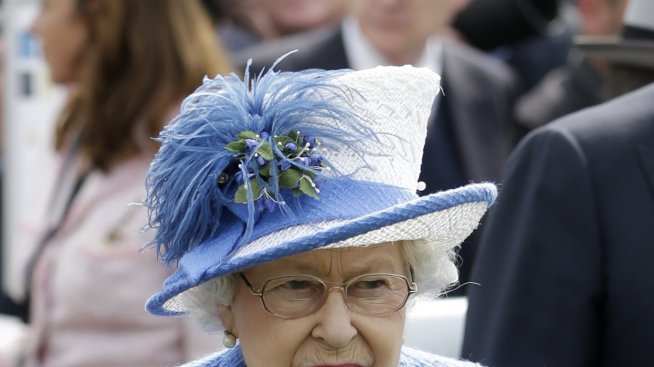 След катастрофата на мъжа й: Елизабет Втора кара без колан