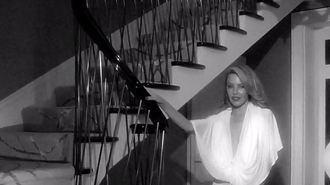 Кайли Миноуг си показа дупето в името на изкуството (видео)