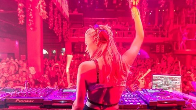 Парис се възгордя зад пулта, получавала предложения за брак и голи гърди