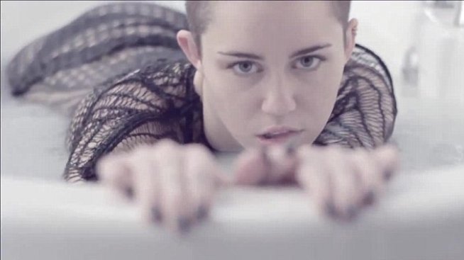 Майли се опипва в ново видео