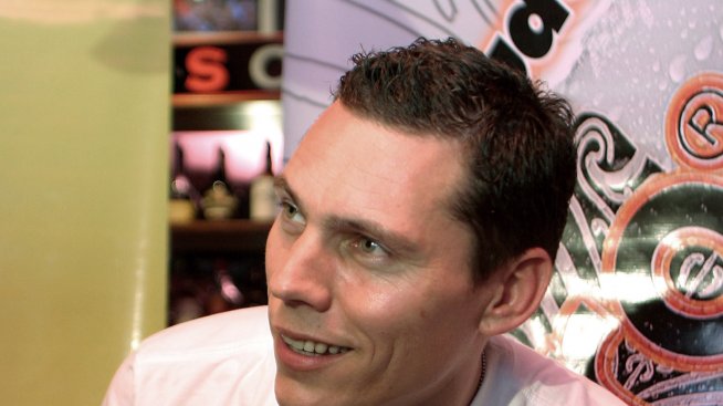 Диджей Тиесто влезе в болница! Ударил си главата в екран на сцената