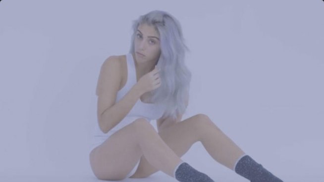 Пурпурен минимализъм: Дъщерята на Мадона представя нов аромат