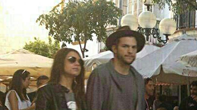 Мила и Аштън ще се женят във Великобритания