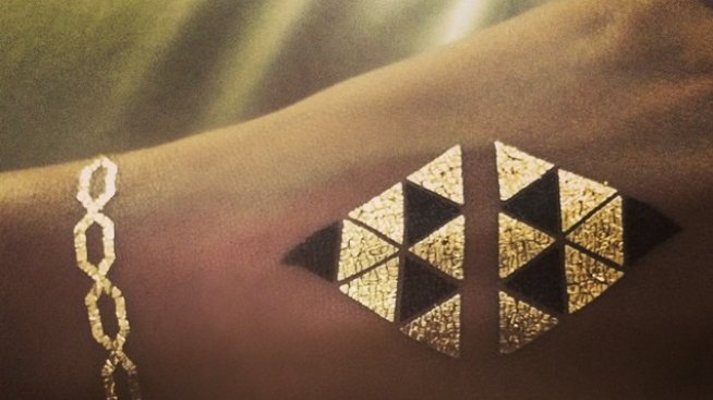 Как да носим временни татуировки това лято?