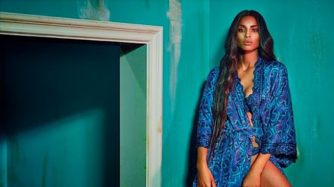 Сиара в ролята на силната жена