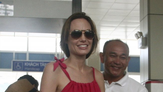 Рождената майка на осиновения от Бранджелина Пакс си го иска обратно