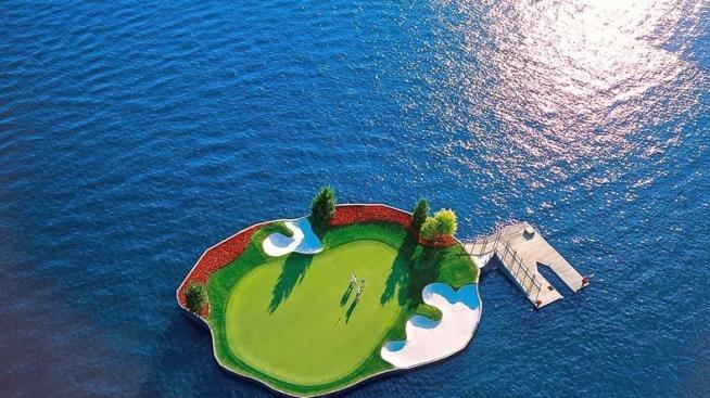 Плаващото голф игрище