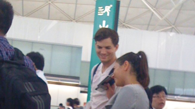 Аштън и Мила си наеха жилище до паркинг за публичен секс