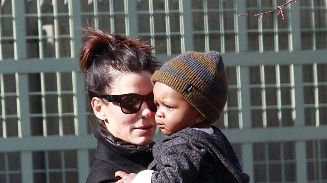 Сандра Бълок живее за Луис