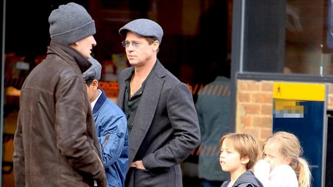 Брад Пит с измачкани дънки и три деца в Лондон