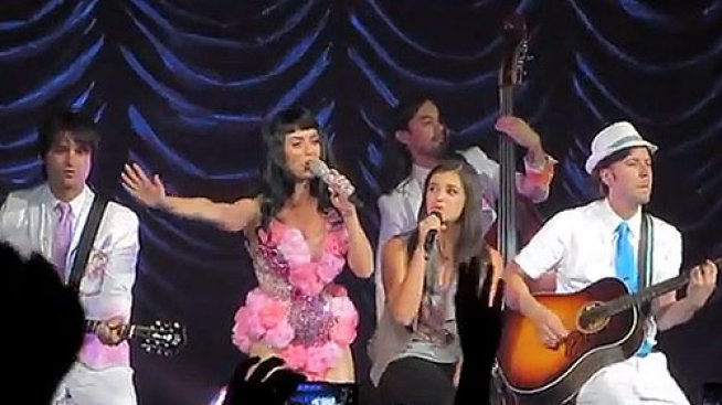 Кейти Пери взе под крилото си най-нехаресваната (видео)