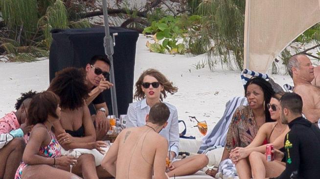 Тейлър Суифт глези 125 души екип с почивка в Австралия