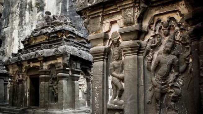 Храм, издялкан във вулканична скала