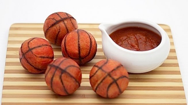 Мини пици „Калцоне“ като баскетболни топки