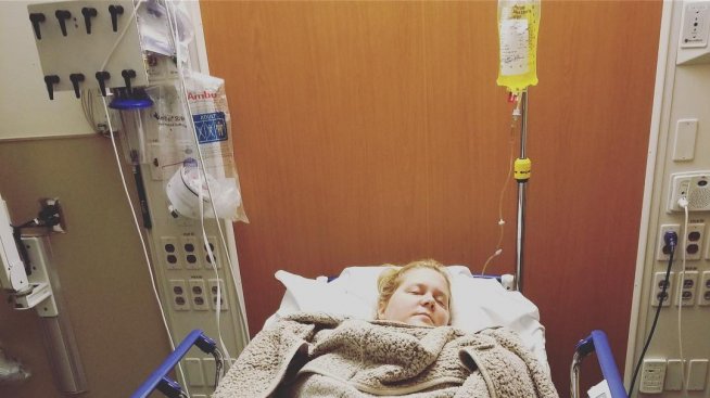 Приеха бременната Ейми Шумър в болница