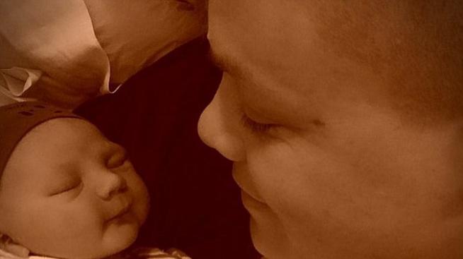 Пинк роди момченце, похвали се с първи кадри на бебето