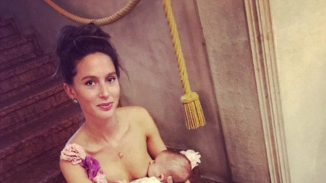 Милионерша кърми бебе в рокля за 4 хиляди евро