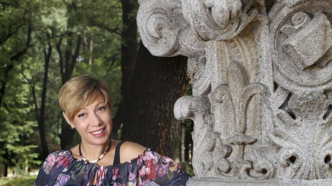 Кака Лара се радва на бездействието, връща се в театъра