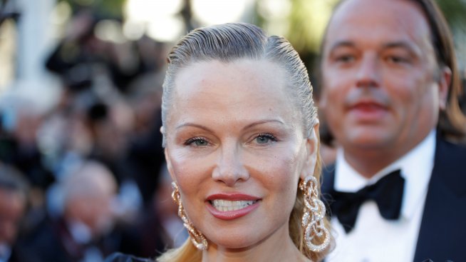 Памела Андерсън отрече да е гадже на Джулиан Асанж