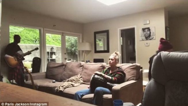 Изненада: Парис Джексън може да пее (ВИДЕО)