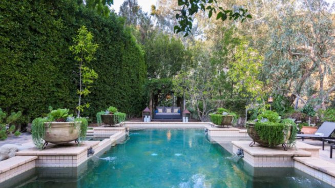 Продуцентът на „Красив ум“ продава резиденция с камбанария