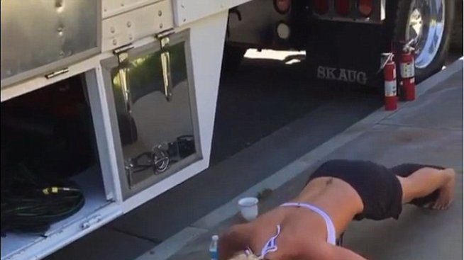 Бритни Спиърс се състезава с мениджъра си на лицеви опори