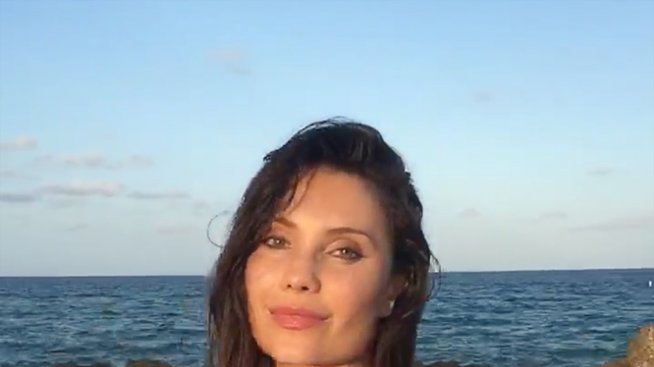 Двойничка на Бехати Принслу в секси плажна сесия