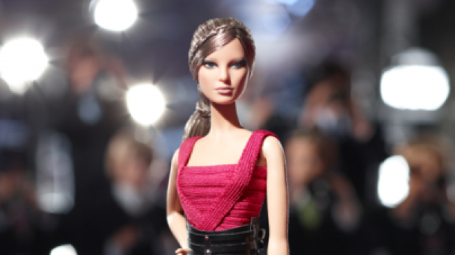 Куклата Barbie облече нови тоалети от световни дизайнери