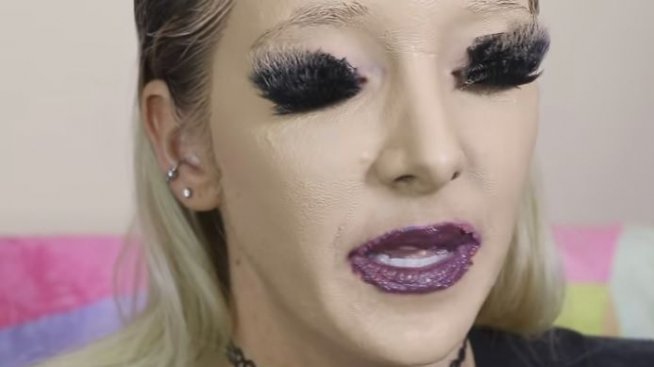 Тя го направи! Сложи си 600 слоя козметика