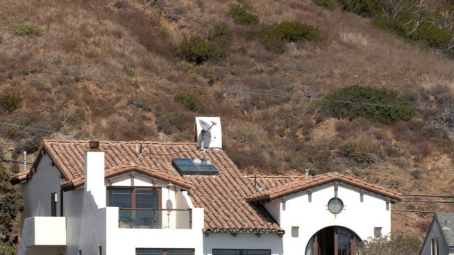 Домът на Джон Кюсак като излязъл от „Двама мъже и половина“