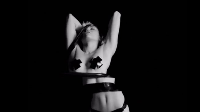 Майли Сайръс се присъединява към порно индустрията