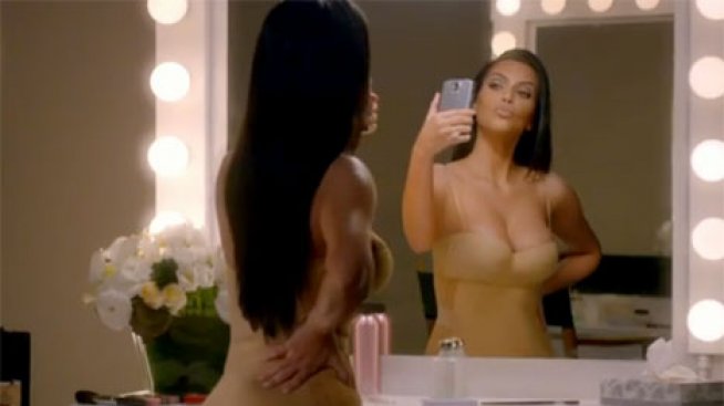 Ким Кардашян се присмива на своята мания по селфитата