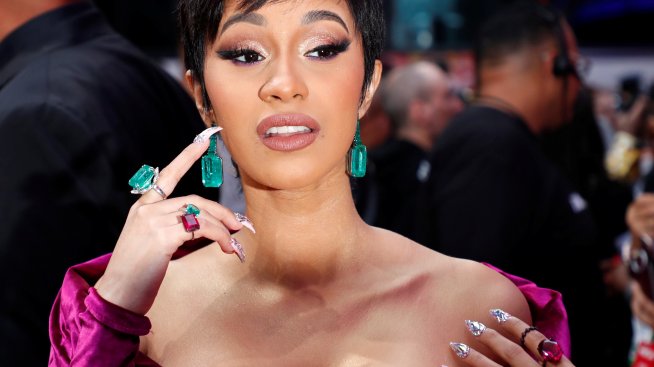 Тоалети на ръба: Етно, кич и сексапил на наградите на MTV