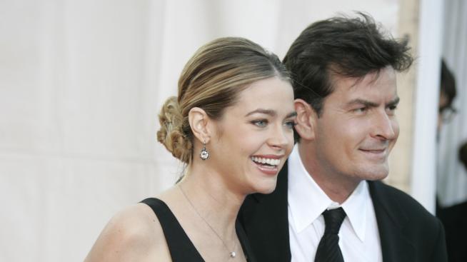 Чарли Шийн изгони Денис Ричардс от дома ѝ