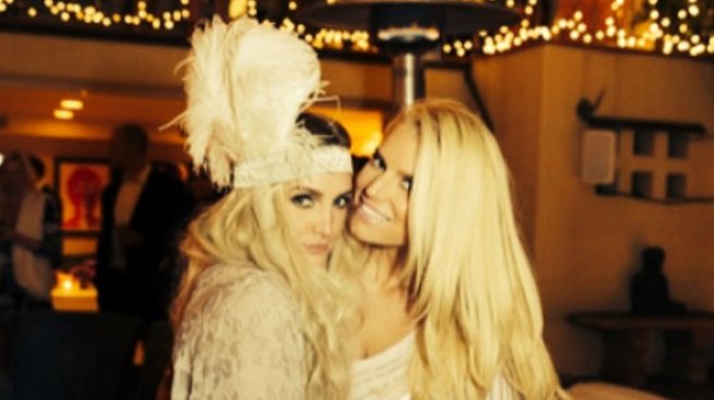 Ашли Симпсън показа кадри от годежното си парти с Евън Рос