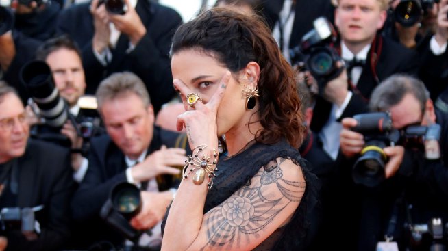 Бенет не мълчи: Бях непълнолетен... Азия: Той ми налетя!