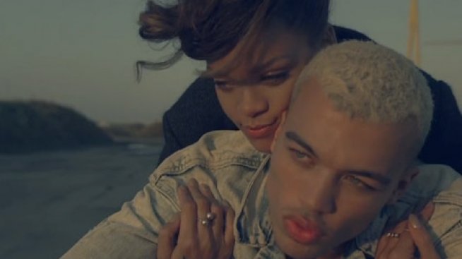 Риана похарчи 1000 британски лири в секс шоп