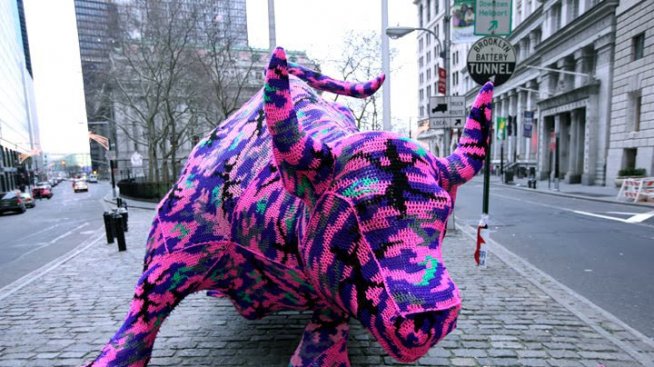 Улична утопия от прежда и куки