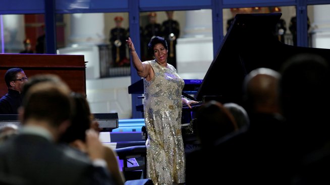 Последно сбогом: Близки и приятели посетиха Арета Франклин