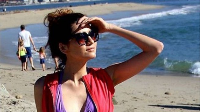 Бланка Бланко разгорещи въздуха, като остана по коледна украса