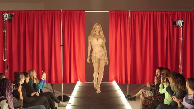 Жени с несъвършени тела имитираха шоуто на Victoria's Secret